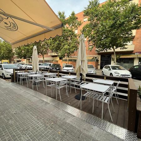Hostal Restaurante Avenida De Madrid Terrassa Exterior photo
