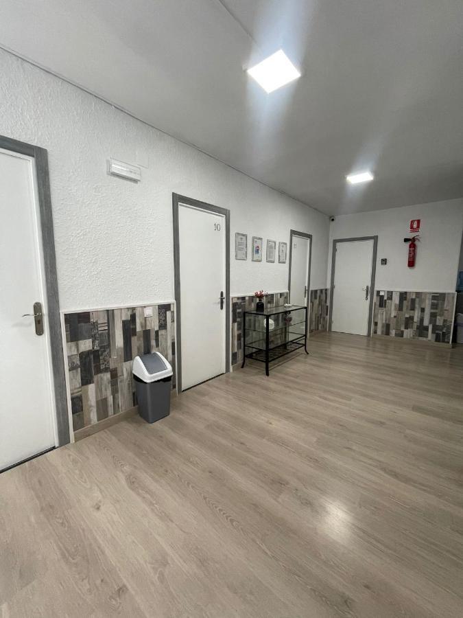 Hostal Restaurante Avenida De Madrid Terrassa Exterior photo