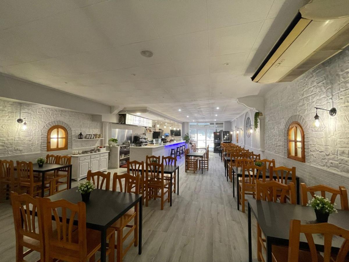 Hostal Restaurante Avenida De Madrid Terrassa Exterior photo