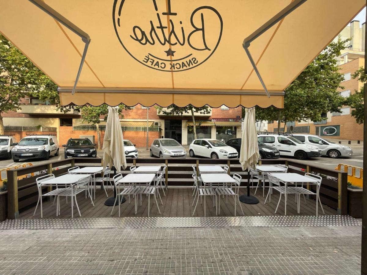 Hostal Restaurante Avenida De Madrid Terrassa Exterior photo