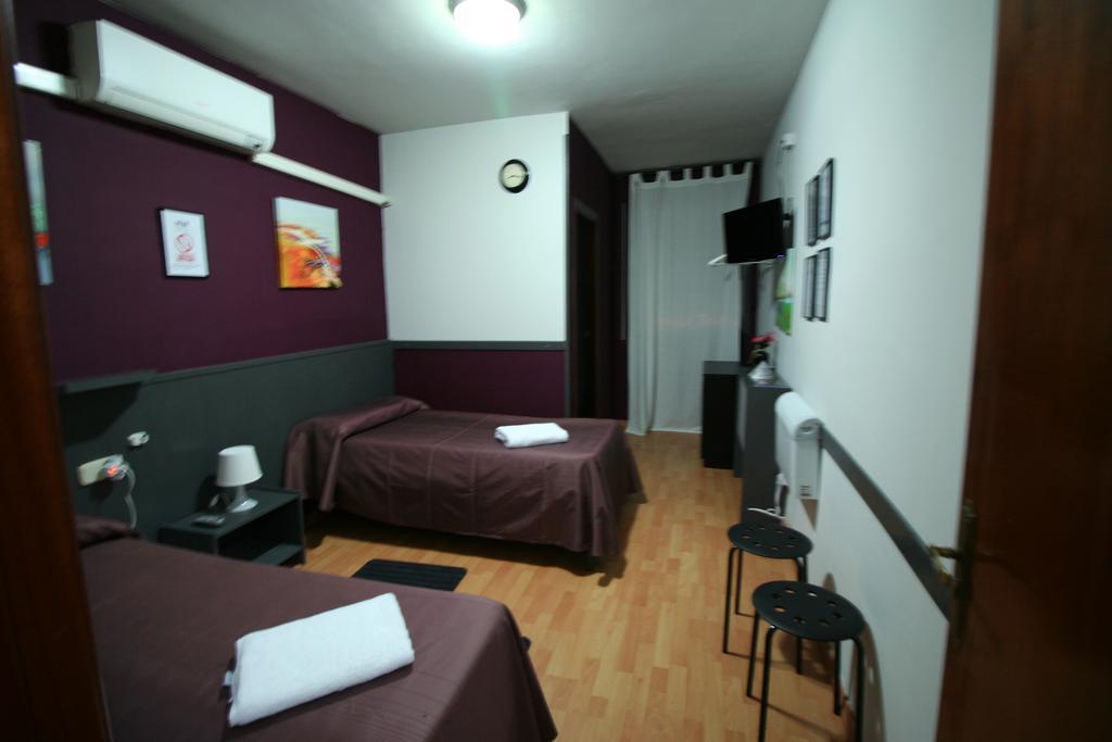 Hostal Restaurante Avenida De Madrid Terrassa Exterior photo