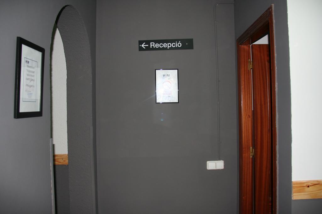 Hostal Restaurante Avenida De Madrid Terrassa Exterior photo