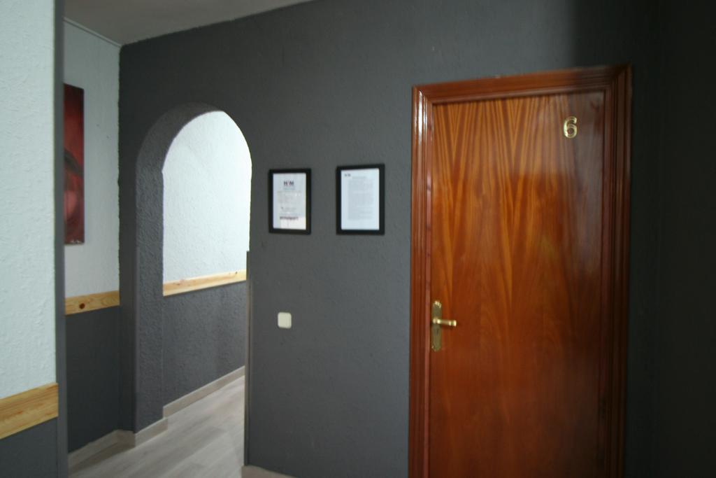 Hostal Restaurante Avenida De Madrid Terrassa Exterior photo