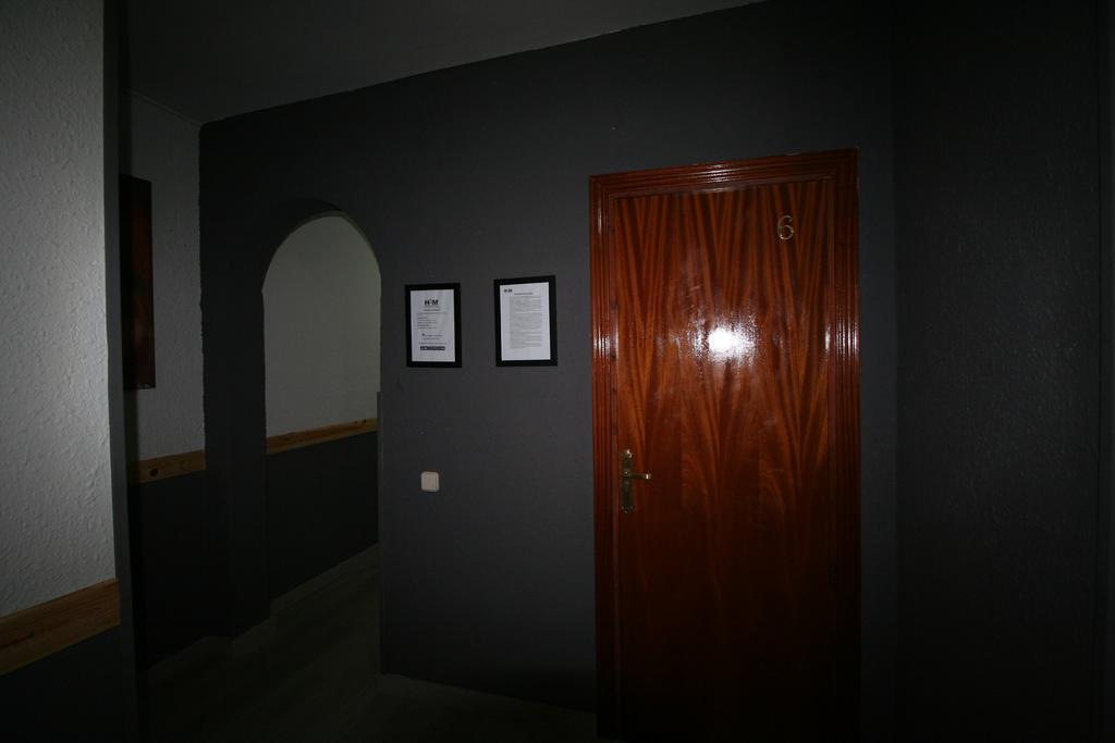 Hostal Restaurante Avenida De Madrid Terrassa Exterior photo