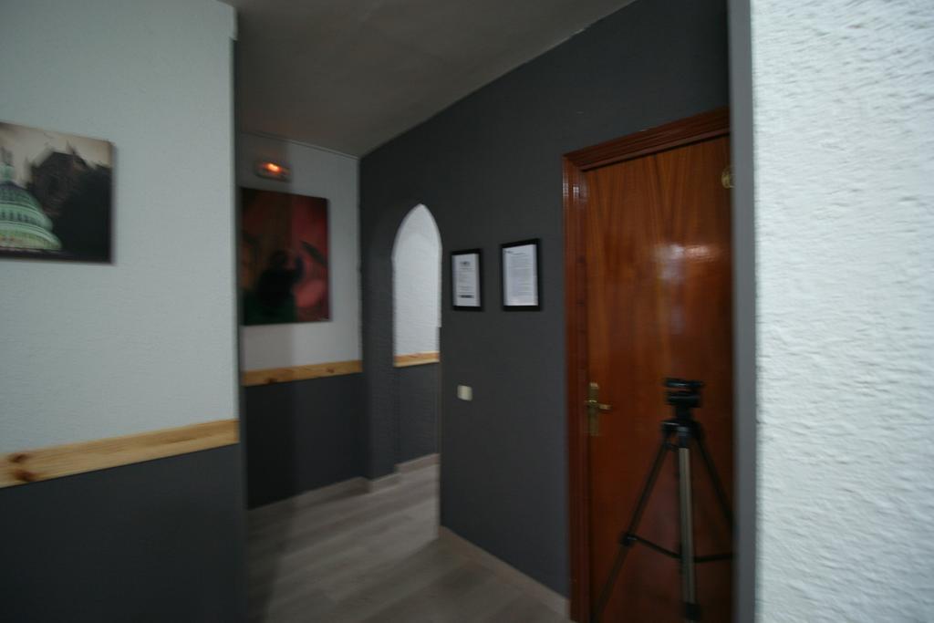 Hostal Restaurante Avenida De Madrid Terrassa Exterior photo
