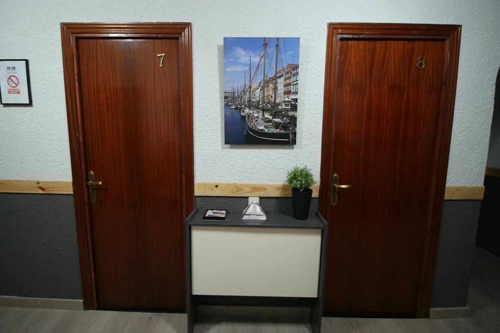 Hostal Restaurante Avenida De Madrid Terrassa Exterior photo