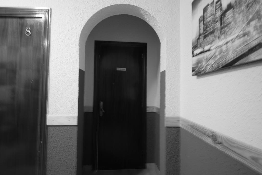 Hostal Restaurante Avenida De Madrid Terrassa Exterior photo