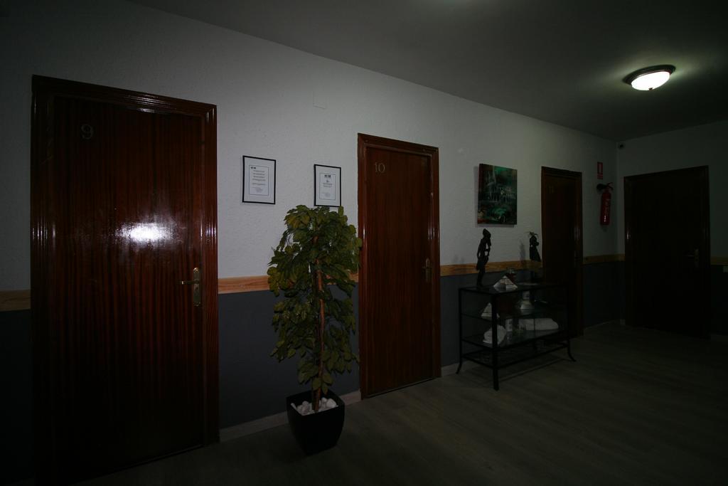 Hostal Restaurante Avenida De Madrid Terrassa Exterior photo