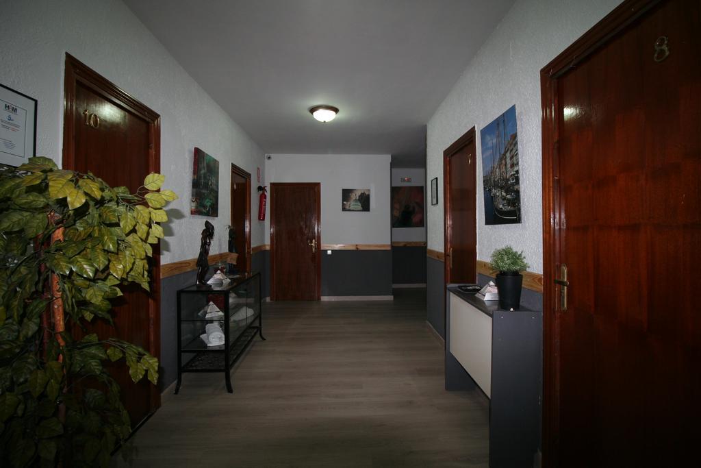 Hostal Restaurante Avenida De Madrid Terrassa Exterior photo