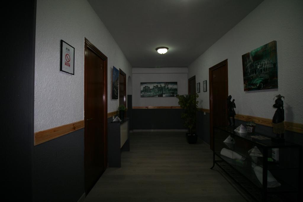 Hostal Restaurante Avenida De Madrid Terrassa Exterior photo